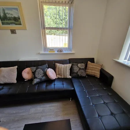 7 Burnby Close,leeds,ls14 1ga Apartment