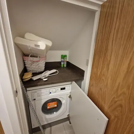 7 Burnby Close,leeds,ls14 1ga