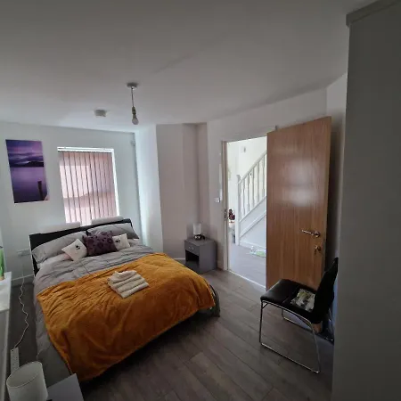 7 Burnby Close,leeds,ls14 1ga Lägenhet