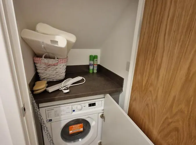 7 Burnby Close,leeds,ls14 1ga