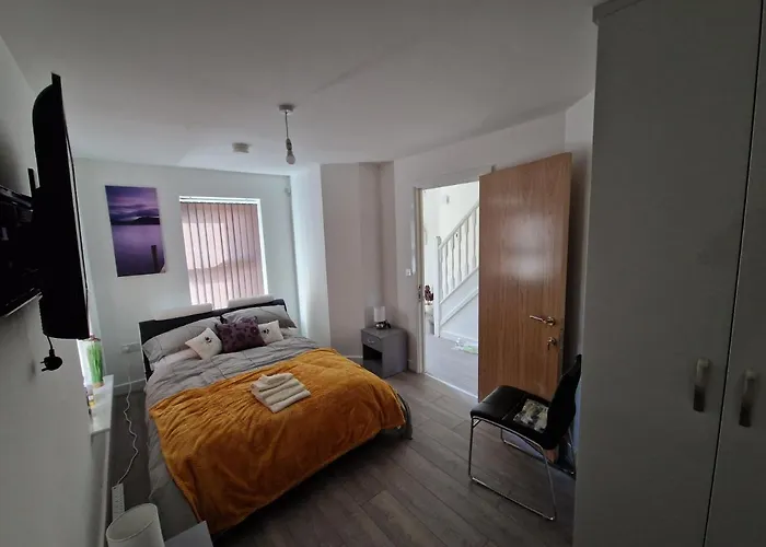7 Burnby Close,leeds,ls14 1ga Apartment